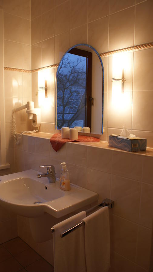 Landhotel Loenskrug Hellental Room photo